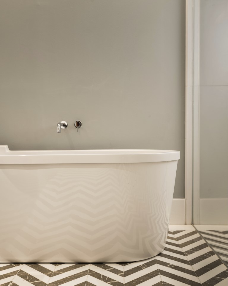 Suite bathroom